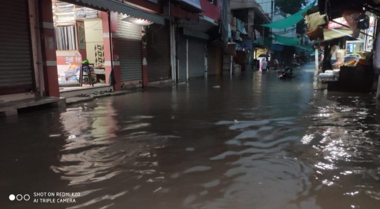 बारिश से बाजार व कालोनियां में पालिका की अनदेखी से भरा पानी विभिन्न मांगों को लेकर एसडीएम को सौंपा ज्ञापन