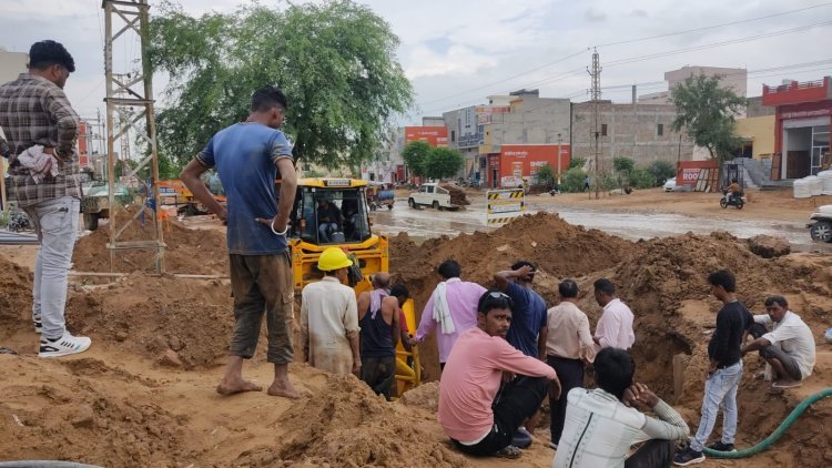 सीवरेज कार्य की खुदाई के दौरान टूटी पानी की बड़ी लाइन, तीन दिनों से आधे शहर की पानी सप्लाई बंद, पानी के लिए आमजन परेशान 
