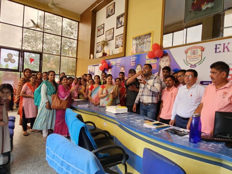 एकलव्य एकेडमी सीनियर सेकेंडरी स्कूल का स्थापना दिवस समारोह के साथ मनाया