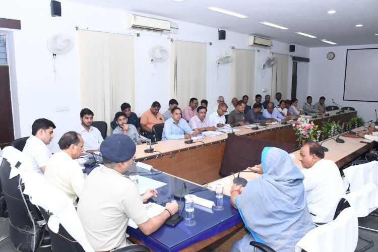 प्रभारी मंत्री ने जिला स्तरीय अधिकारियों की ली समीक्षा बैठक