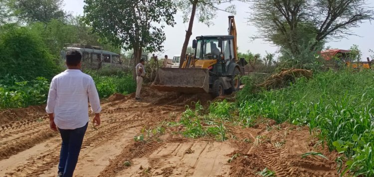 खड़ी फसल पर चलाया बुल्डोजर, किसान नेताओं में आक्रोश.. तहसीलदार के नेतृत्व में गांव गोपालपुरा में हुई अतिक्रमण हटाने की कार्रवाई