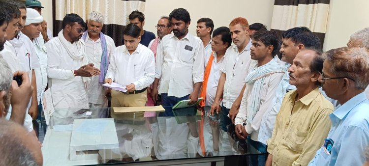 जिले की मांग को लेकर उपखंड कार्यालय का घेराव