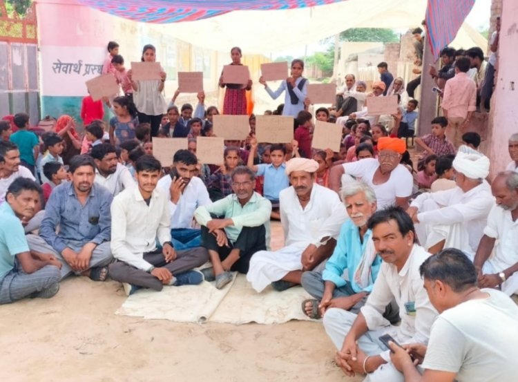  300 स्टूडेंट पर दो टीचर, कैसे हो पढ़ाई?:स्कूल के गेट पर ताला लगाकर बच्चों के साथ धरने पर बैठे ग्रामीण