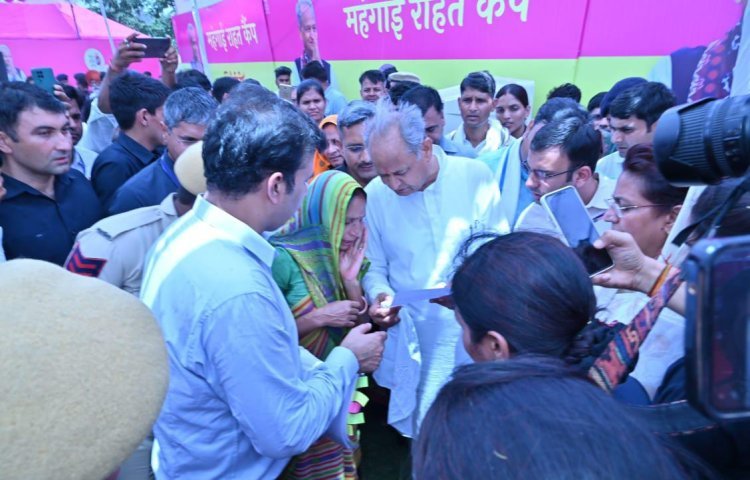 मुख्यमंत्री अशोक गहलोत की संवेदनशीलता से राजकुमार को मिला जीवनदान जिला कलक्टर ने मरीज राजकुमार शर्मा की घर जाकर पूछी कुशलक्षेम