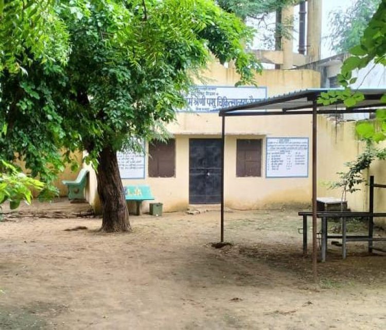 एक कमरे में संचालित है अ श्रेणी का पशु चिकित्सालय जिसमें नहीं है सुविधाएं  पशुओं के लिए दवाइयों का टोटा, उपचार में आ रही परेशानी