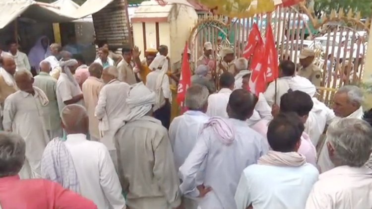 किसानों ने कलेक्ट्रेट के पांचों गेट बंद करवाकर किया प्रदर्शन आरएसी के जवान सहित पुलिस जाप्ता रहा मौजूद आमजन को करना पड़ा परेशानी का सामना