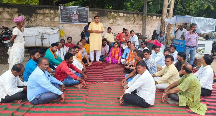 " नही सहेगा राजस्थान " अभियान के तहत कांग्रेस के खिलाफ भाजपा पदाधिकारियो ने अंबेडकर सर्किल पर दिया धरना