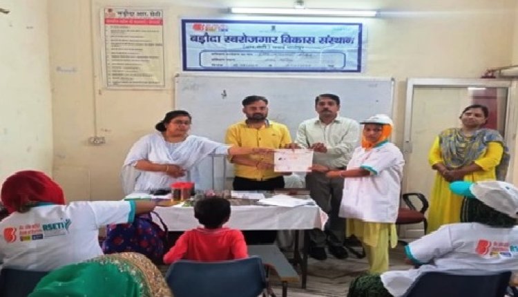 स्वयं सहायता समुह की महिलाओं को अगरबत्ती बनाने का दिया प्रशिक्षण