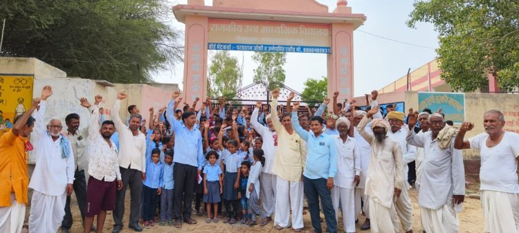 ग्रामीणों के आंदोलन के बाद शिक्षा विभाग ने स्कूल में लगाया शिक्षक, ग्रामीणों ने स्कूल का खोला ताला