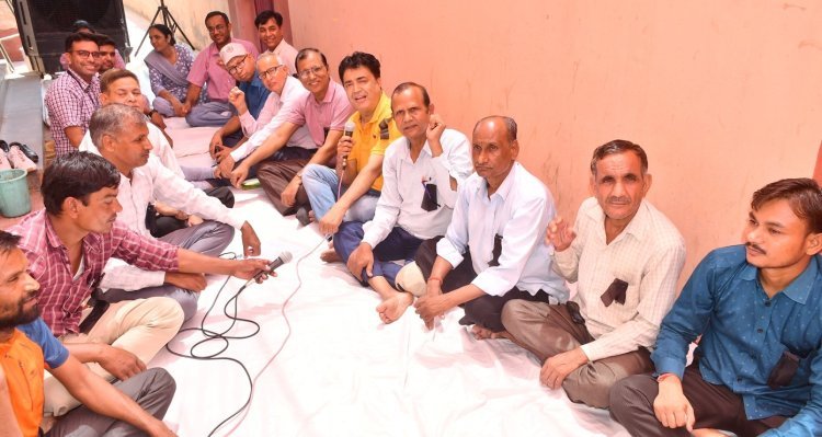 सहकारी बैंक कार्मिकों ने अपनी मांगों को लेकर दिया धरना कहा 16वां वेतन समझौता करें लागू