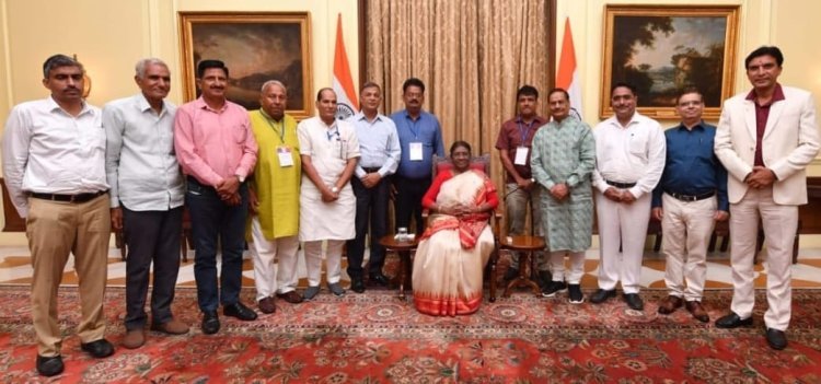 इंडियन रेड क्रॉस सोसाइटी अलवर शाखा के सचिव डॉ. रूप सिंह ने राष्ट्रपति से की मुलाकात