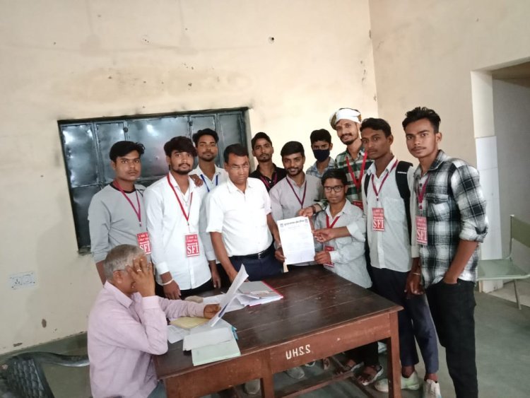 छात्रों ने कॉलेज शिक्षा आयुक्त के नाम विभिन्न मांगों को लेकर प्राचार्य को ज्ञापन सौंपा...