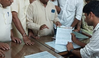 भाजपा पार्षद और कार्यकर्ता का नगरपालिका के बाहर धरना जारी