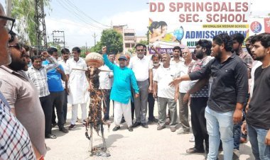 आतंकवाद का पुतला दहन कर किया प्रदर्शन