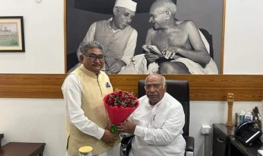 पूर्व मंत्री टाक ने की कांग्रेस राष्ट्रीय अध्यक्ष मल्लिकार्जुन खड़गे से मुलाकात प्रदेश के राजनैतिक विषयों पर किया विचार-विमर्श