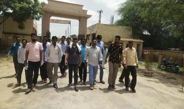 जिला मुख्यालय जाने वाली सड़क का 20 किलोमीटर तक अधूरे पड़े कार्य को पूर्ण करवाने की मांग, बस ऑपरेटर संघ ने सौपा एसडीएम को ज्ञापन, तेज आंदोलन करने की दी चेतावनी, चूरू से सरदारशहर तक 48 करोड़ की लागत से बन रही है 48 किलोमीटर सड़क