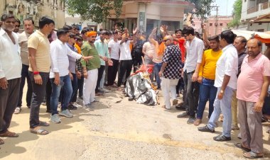 विहिप व बजरंग दल जलाभिषेक रैली पर पथराव व गोलीबारी करने विरोध में निकली रैली