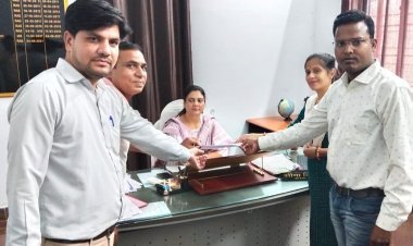 राजस्व मंत्रालयिक कर्मचारियों ने प्रदर्शन कर सौंपा ज्ञापन