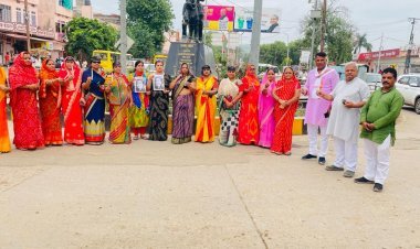 महिला अत्याचारों को लेकर महिला मोर्चा ने निकाला कैंडल मार्च