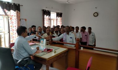 9 सूत्रीय मांगों को लेकर राशन डीलरों ने तहसीलदार शर्मा को दिया ज्ञापन