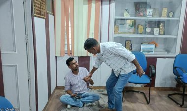 रणसीसर ग्राम पंचायत के सरपंच ने विकास अधिकारी के ऑफिस में लेटकर जताया विरोध, विकास अधिकारी पर लगाया परेशान करने का आरोप