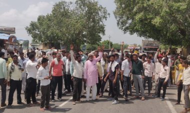 किसानों को 6 घंटे बिजली नहीं मिलने व कम वोल्टेज से परेशान किसानों ने किया चक्का जाम, चार घंटे तक लगाया जाम, एक्सईएन के आश्वासन के बाद हटे किसान  