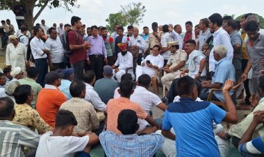 सड़क निर्माण की मांग को लेकर सड़क जाम