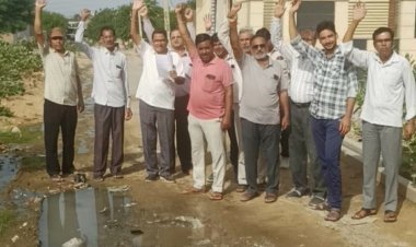 कॉलोनी की तरफ नहीं गया नगरपरिषद का ध्यान, बिजली, पानी व सड़क आदि की समस्याओं से जूझ रहे हैं कॉलोनी वासी