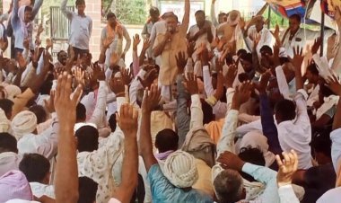 भानीपुरा में किसान संघ का धरना 5वें दिन भी जारी, बिजली की समस्या के समाधान को लेकर धरने पर बैठे हैं किसान