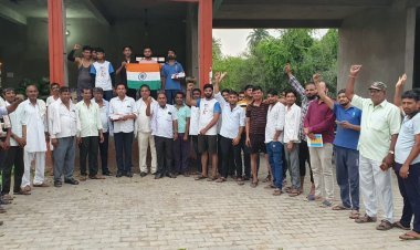 चंद्रयान-3 के सफल लैंडिंग पर ग्रामीणों में हर्ष की लहर, मिठाई खिलाकर जाहिर की खुशी