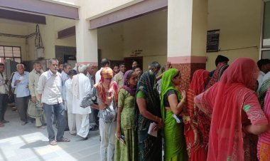 पंचायत समिति में सरकार की योजनाओं के रजिस्ट्रेशन में लगी लम्बी लाइनें, एक ऑपरेटर के कारण परेशान लोग, लोगों ने किया विरोध प्रदर्शन