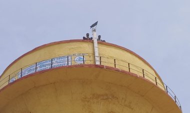 पानी की समस्या का स्थाई समाधान की मांग को लेकर ग्रामीण चढ़े पानी की टंकी पर, समाधान होने पर ही नीचे उतरने की दे रहे हैं चेतावनी, सूचना पर मौके पर पहुंची भालेरी पुलिस