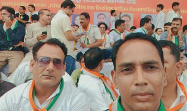 11 सूत्रीय मांगों को लेकर नर्सिंग कर्मचारी सड़कों पर, विराटनगर से बड़ी तादाद में पहुंचे जयपुर