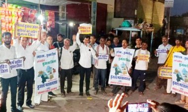 अशोक स्तंभ के पास किया प्रदर्शन