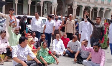 संकुचित सड़क के बीच पोल नहीं लगाने की मांग, प्रदर्शन