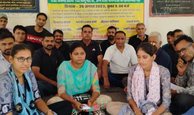 ग्राम विकास अधिकारियों ने दिया धरना