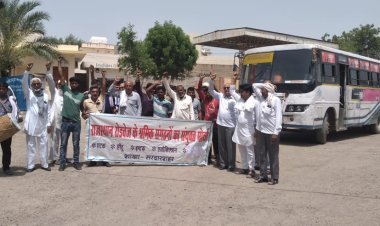 रोड़वेज कर्मियों ने 11सूत्रीय मांगों को लेकर ढोल बजाकर किया प्रदर्शन 