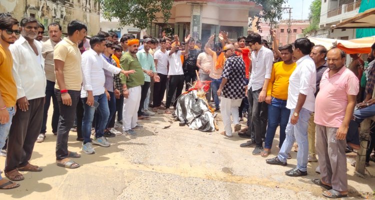विहिप व बजरंग दल जलाभिषेक रैली पर पथराव व गोलीबारी करने विरोध में निकली रैली