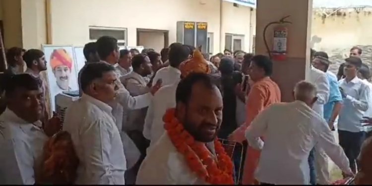 बैठक में एक तरफ स्वागत तो दूसरी तरफ लात घूंसे चल गए
