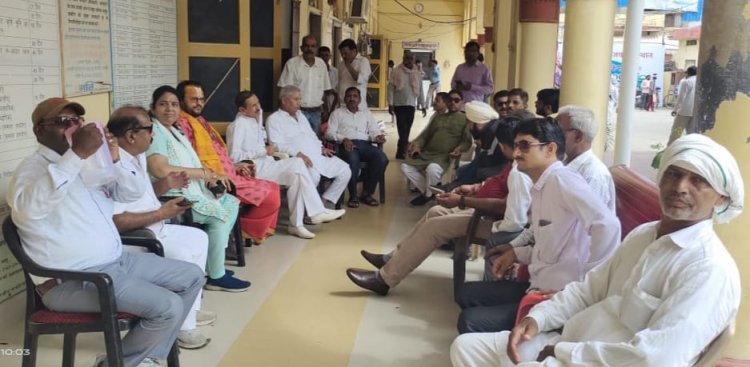 नगर निगम बनने की खुशी में पहुंची कांग्रेसी नेता बीना गुप्ता के लिए तीसरे दिन भी नहीं खुला चैंबर - कुर्सी लगाकर बैठी समर्थकों के साथ बाहर
