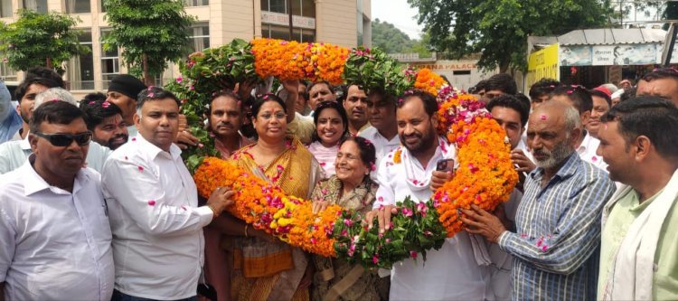 नीमराणा आगमन पर विधानसभा प्रभारी सचिव व जिलाध्यक्ष का किया भव्य स्वागत
