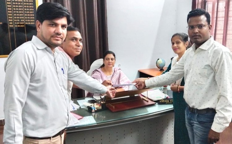 राजस्व मंत्रालयिक कर्मचारियों ने प्रदर्शन कर सौंपा ज्ञापन