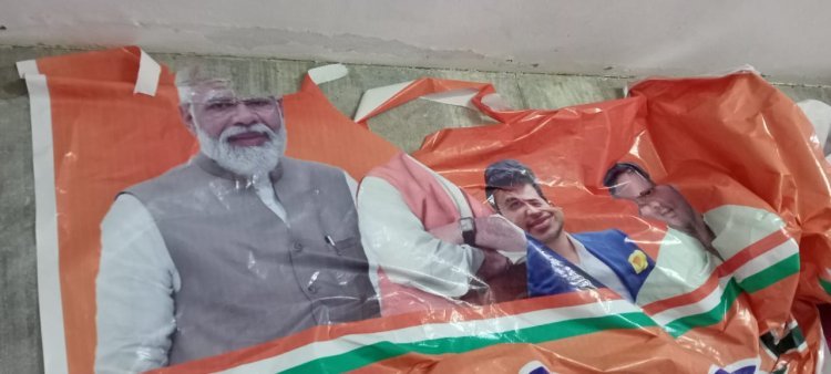 देश के प्रधानमंत्री एवं प्रदेश अध्यक्ष सीपी जोशी का विधायक समर्थकों ने फाड़ा बैनर युवा मोर्चा की जिला कार्य समिति बैठक राजलदेसर में आयोजित विधायक समर्थक ने भाजपा जिला अध्यक्ष को पीटने की दी धमकी