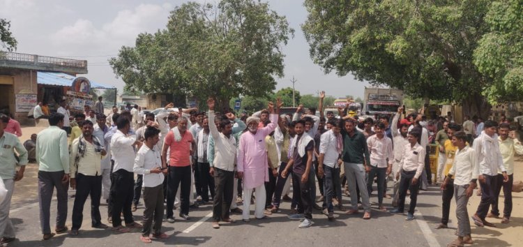 किसानों को 6 घंटे बिजली नहीं मिलने व कम वोल्टेज से परेशान किसानों ने किया चक्का जाम, चार घंटे तक लगाया जाम, एक्सईएन के आश्वासन के बाद हटे किसान  