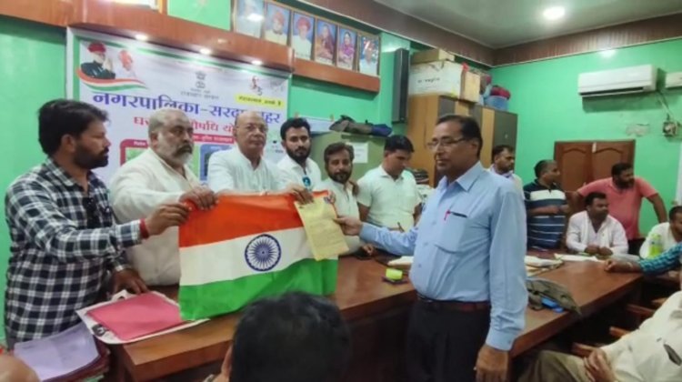 नगर परिषद की ओर से बांटे गए पट्टे, नगर परिषद सभागार में हुआ कार्यक्रम