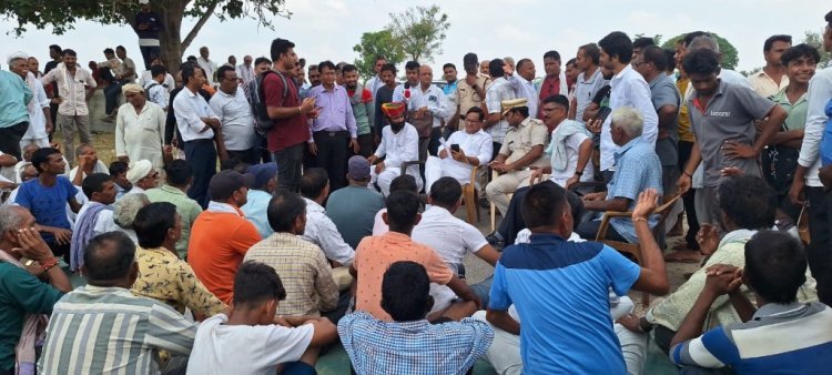 सड़क निर्माण की मांग को लेकर सड़क जाम