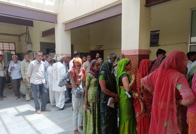 पंचायत समिति में सरकार की योजनाओं के रजिस्ट्रेशन में लगी लम्बी लाइनें, एक ऑपरेटर के कारण परेशान लोग, लोगों ने किया विरोध प्रदर्शन