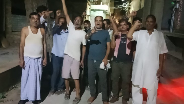 खेजड़ी व पीपल के हरे वृक्ष को काटने पर लोगों ने जताया विरोध, मौके पर पहुंची पुलिस