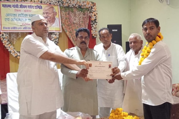 गांधीवादी कार्यकर्ताओं की हौंसला अफजाई कर किया सम्मान