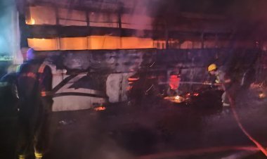 बस का टायर फटने से धू धू कर जली बस सवारीयों में मची अफरा तफरी